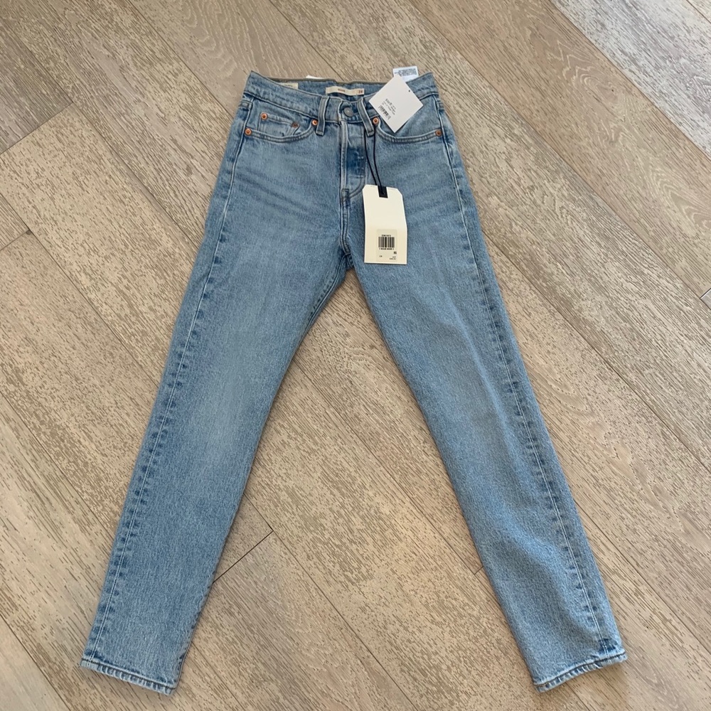 BRAND NEW LEVIS WEDGIE
